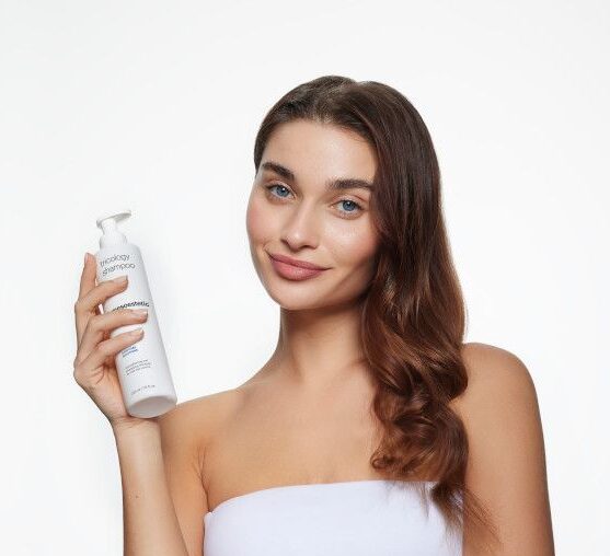 Clock een keer per dag, ochtend, middag, namiddag and avond. Mesoestetic tricology shampoo